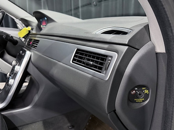 Volvo V70 12 of 30