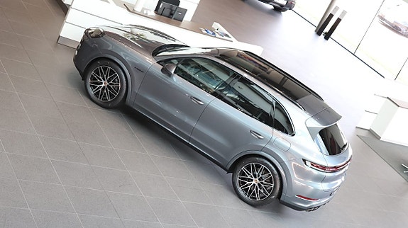 Porsche Cayenne 10 of 10