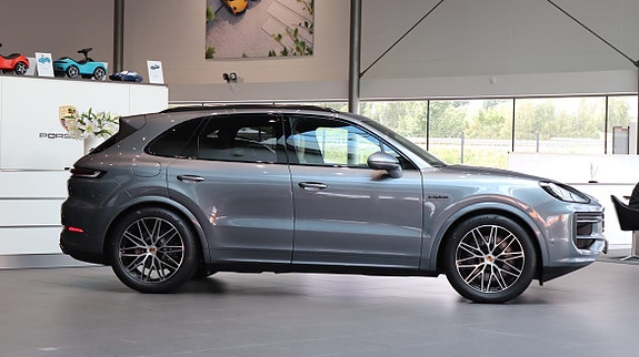 Porsche Cayenne 2 of 10