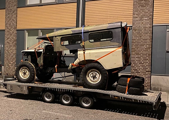 Land Rover Defender 110 2 of 11