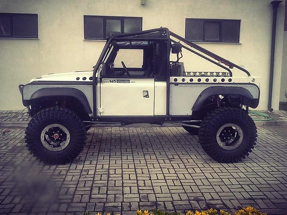 Land Rover Defender 110 11 of 11