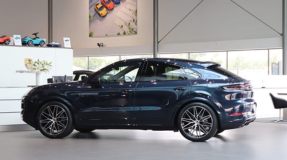 Porsche Cayenne 4 of 11