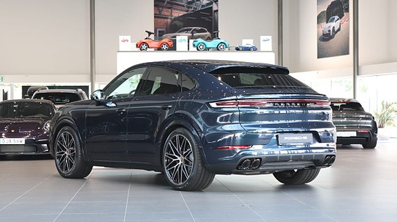 Porsche Cayenne 2 of 11