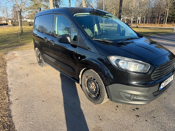 Ford Transit Courier 3 of 11