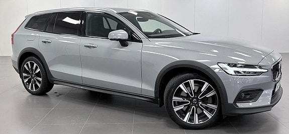 Volvo V60 Cross Country 2 of 15