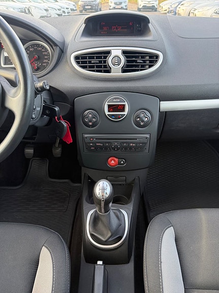 Renault Clio 18 of 20