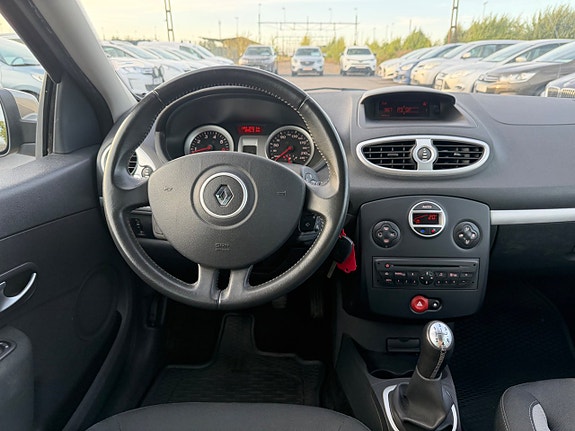 Renault Clio 17 of 20