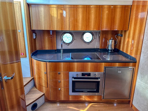 Windy 44 Chinook | Volvo Penta D6 | 2010 8 of 12