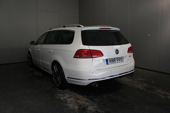Volkswagen Passat 3 of 24