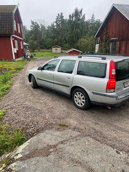 Volvo V70 2 of 5