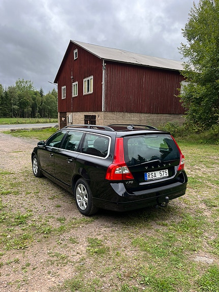 Volvo V70 2 of 8