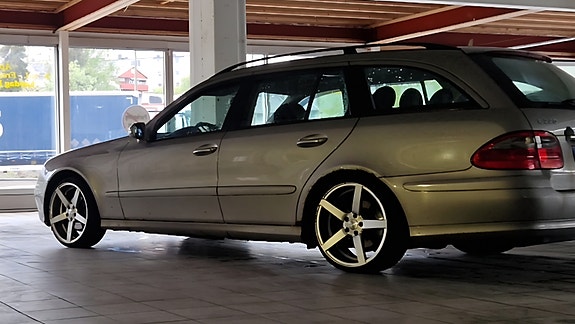 Mercedes-Benz E220 2 of 4
