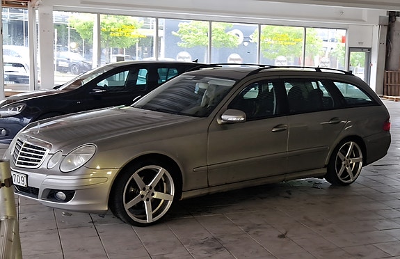 Mercedes-Benz E220 3 of 4