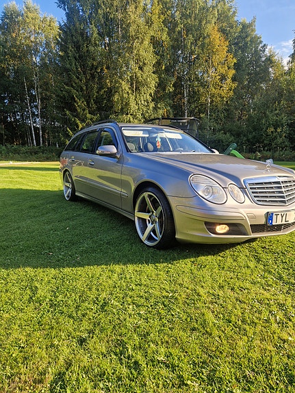 Mercedes-Benz E220 4 of 4