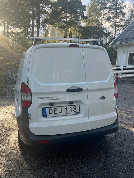 Ford Transit Courier 2 of 6