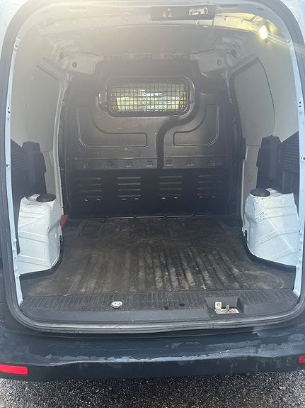 Ford Transit Courier 3 of 6