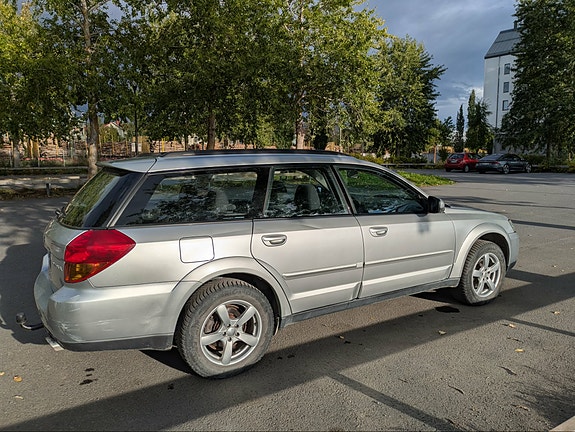 Subaru Outback 2 of 6