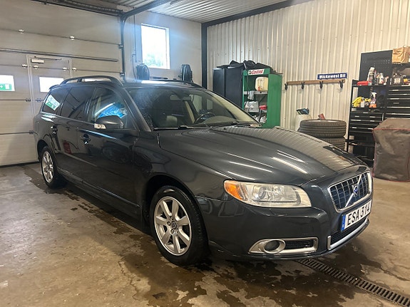 Volvo V70 2 of 9