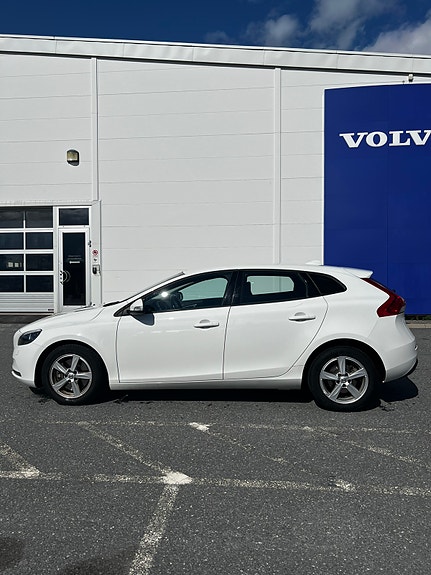 Volvo V40 2 of 7
