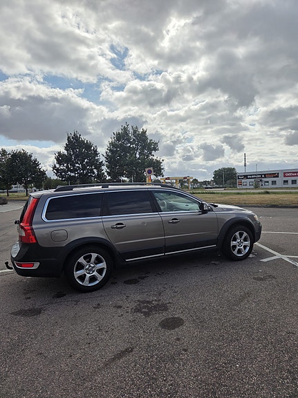 Volvo XC70 2 of 5