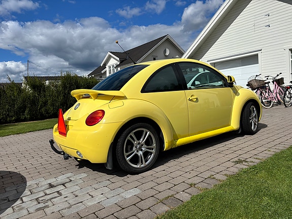 Volkswagen New Beetle 2 of 4