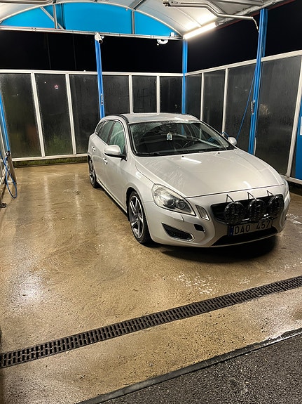 Volvo V60 2 of 7