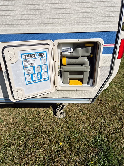 Adria Unica B 462 DP 16 of 30