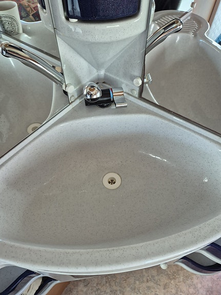 Adria Unica B 462 DP 28 of 30