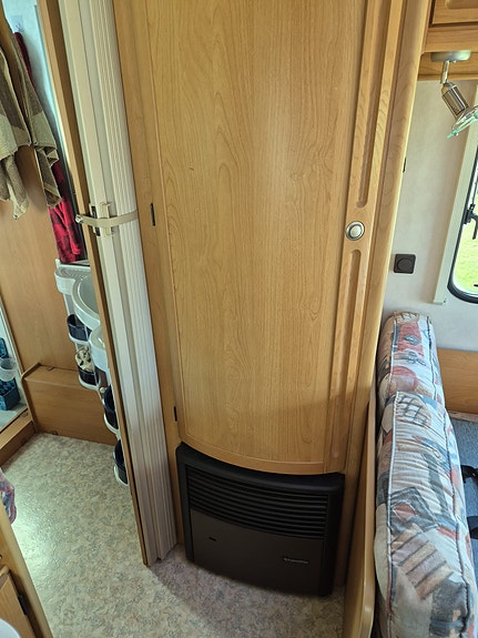 Adria Unica B 462 DP 25 of 30