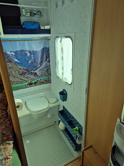 Adria Unica B 462 DP 23 of 30