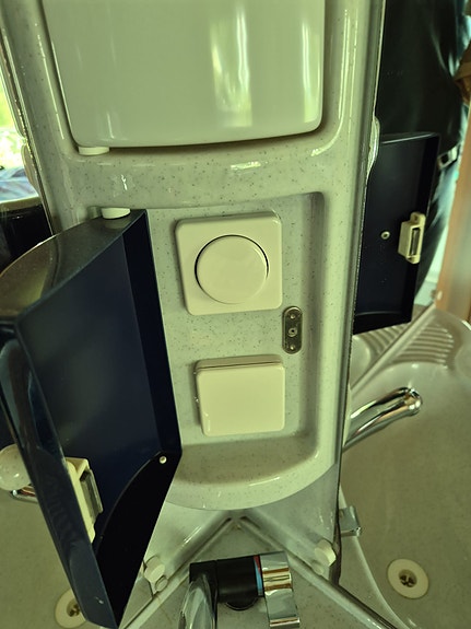 Adria Unica B 462 DP 29 of 30