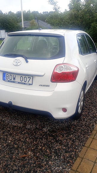 Toyota Auris 2 of 5