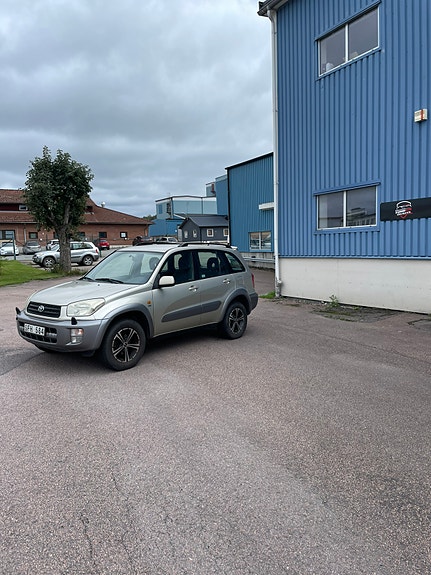 Toyota RAV4 3 of 7
