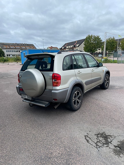 Toyota RAV4 4 of 7