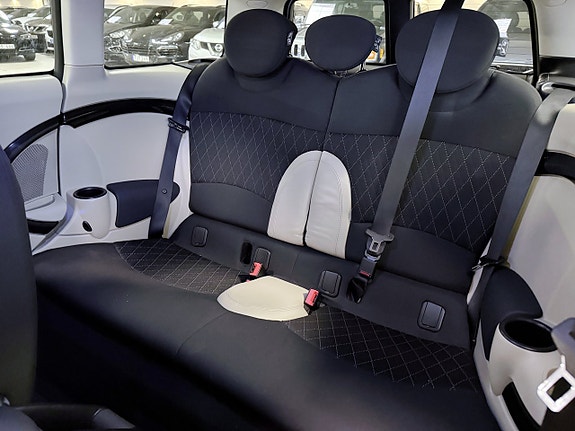 MINI Clubman Cooper D 11 of 23