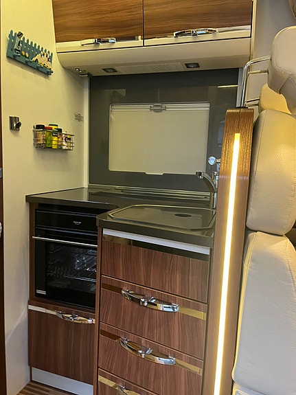 Adria Matrix Supreme 687 SLT 5 of 10