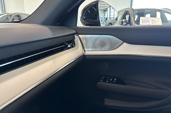 Volvo EX90 27 of 30
