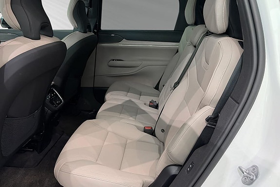 Volvo EX90 8 of 19