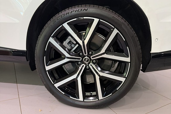 Volvo EX90 15 of 19
