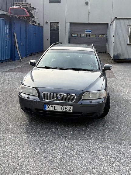 Volvo V70 2 of 8