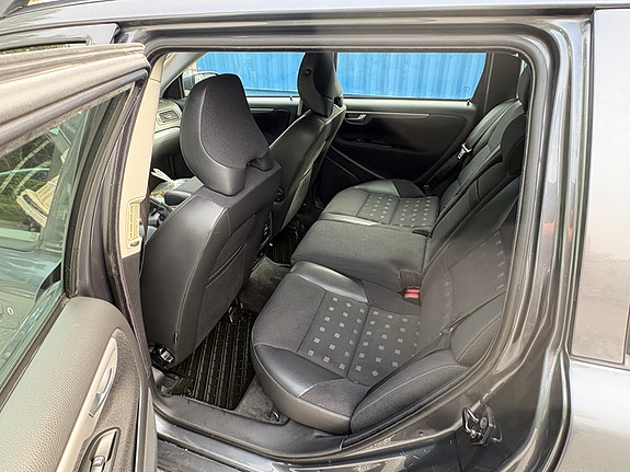 Volvo V70 6 of 8
