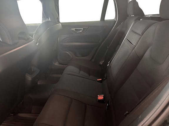 Volvo V60 Cross Country 7 of 13