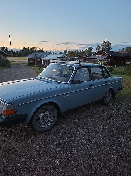 Volvo 244 2 of 4