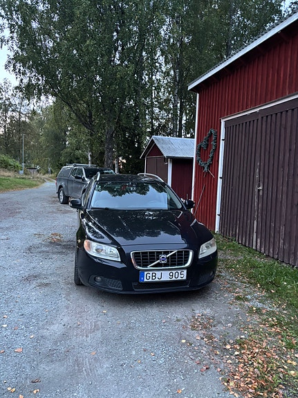 Volvo V70 2 of 7
