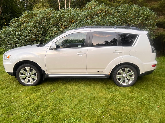 Mitsubishi Outlander 2 of 4
