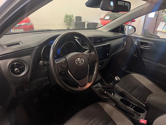 Toyota Auris 5 of 9