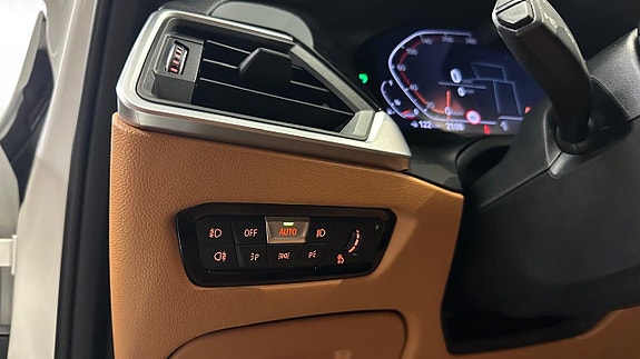 BMW 330i 11 of 30