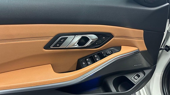BMW 330i 8 of 30