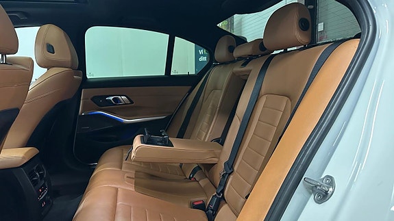 BMW 330i 16 of 30