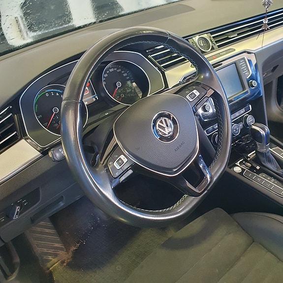 Volkswagen Passat 3 of 9